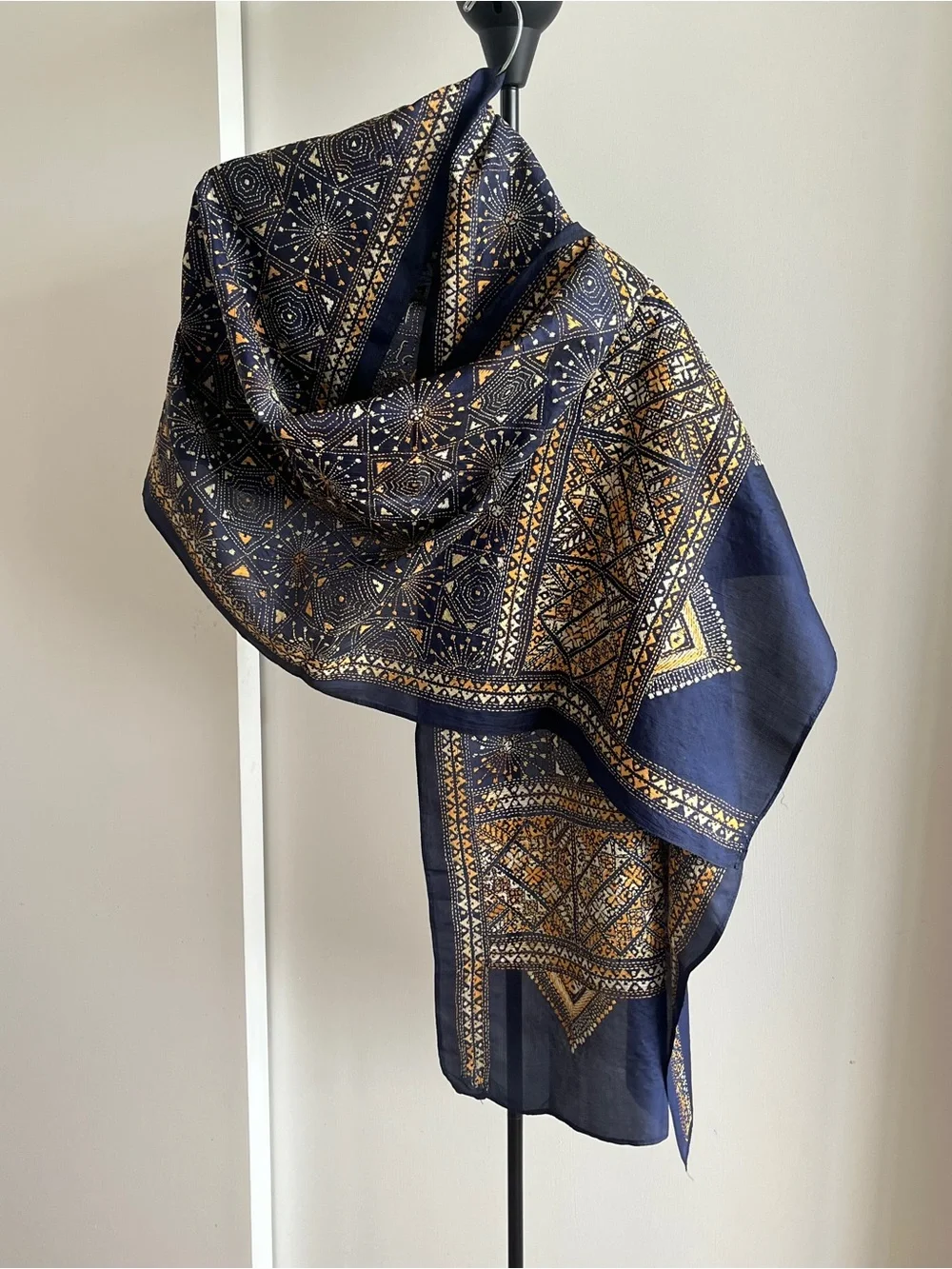 NEW HEIRLOOM STOLE SCARF SHAWL HAND EMBROIDERED KANTHA NAVY BLUE  & BEIGE  SILK